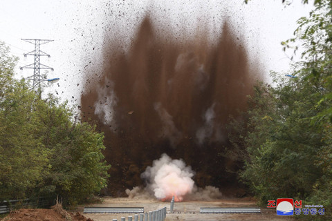 Pemutusan jalan dan rel kereta api perbatasan dua Korea, 15 Oktober 2024. Foto: KCNA via REUTERS 