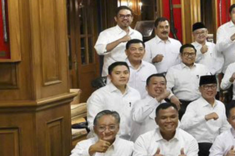 Mayor Teddy berswafoto dengan para calon menteri, presiden dan wakil presiden terpilih Prabowo Subianto serta Gibran Rakabuming Raka di Padepokan Garuda Yaksa, Hambalang, Kabupaten Bogor, Jawa Barat, Kamis (17/10/2024). Foto: Dok. Istimewa
