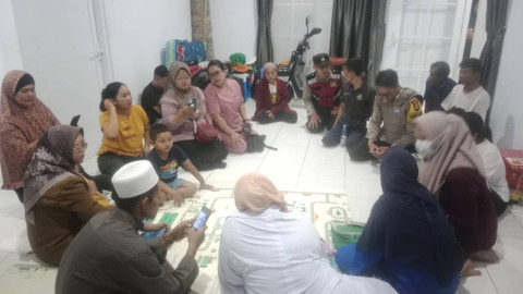 Evakuasi penemuan bayi dalam ransel di Batujajar, Kabupaten Bandung Barat.  Foto: Dok. Polres Cimahi 