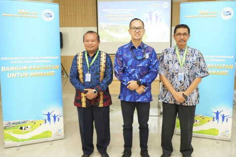 Prof. Dr. Purwiyatno Hariyadi, Ahli Teknologi Pangan IPB saat di pabrik Frisian Flag Cikarang. Foto: Dok. Istimewa