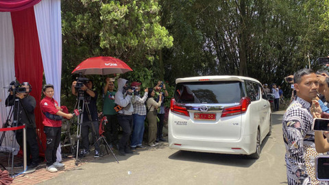 Mobil yang membawa Prabowo Subianto bersama beberapa mobil lainnya melintas meninggalkan acara Hambalang Retreat di Padepokan Garuda Yaksa, Hambalang, Kabupaten Bogor, Jawa Barat, Kamis (17/10/2024). Foto: Abid Raihan/kumparan