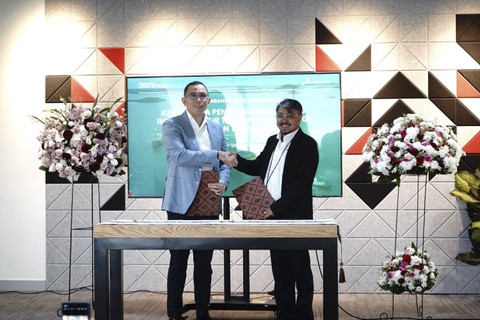 CEO PIS Yoki Firnandi dan CEO Pertamina NRE John Anies menandatangani kerja sama hijau di sektor maritim di Grha Pertamina, Senin (14/10/2024). Foto: Dok. PIS