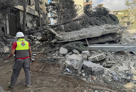 Pemandangan situs yang rusak setelah serangan Israel di Nabatieh, di tengah permusuhan yang sedang berlangsung antara Hizbullah dan pasukan Israel, Lebanon selatan 16 Oktober 2024. Foto: Ali Hankir/REUTERS 