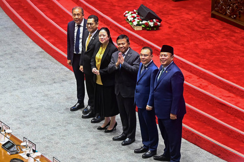 Calon Kepala BIN Letjen TNI (Purn) Muhammad Herindra berfoto bersama Ketua DPR Puan Maharani, Wakil Ketua DPR Saan Mustopa dan Sufimi Dasco Ahmad usai mengikuti Rapat Paripurna DPR RI Masa Persidangan I Tahun Sidang 2024-2025 di kompleks Parlemen. Foto: Rivan Awal Lingga/ANTARA FOTO