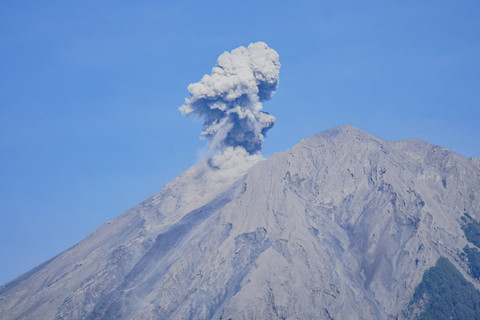 Seorang wartawan mengabadikan asap vulkanis yang keluar dari kawah Gunung Semeru di Desa Supiturang, Lumajang, Jawa Timur, Kamis (17/10/2024). Foto: Irfan Sumanjaya/ANTARA FOTO