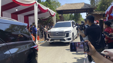 Mobil yang membawa wakil presiden terpilih Gibran Rakabuming Raka melintas saat  di Padepokan Garuda Yaksa, Hambalang, Kabupaten Bogor, Jawa Barat, Kamis (17/10/2024). Foto: Abid Raihan/kumparan