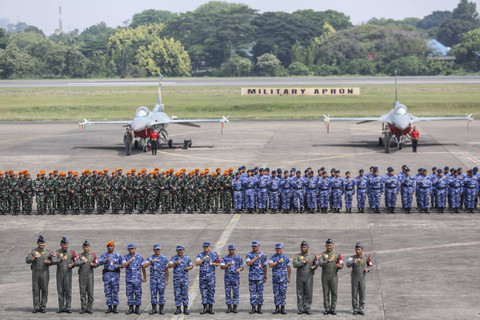 Panglima Koops Udara Nasional (Pangkoopsudnas) Marsdya TNI Tedi Rizalihadi (ketujuh kiri) foto bersama pasukan saat apel kesiapan pengamanan VVIP pelantikan presiden dan wakil presiden di Halim Perdanakusuma, Jakarta, Kamis (17/10/2024). Foto: Asprilla Dwi Adha/ANTARA FOTO