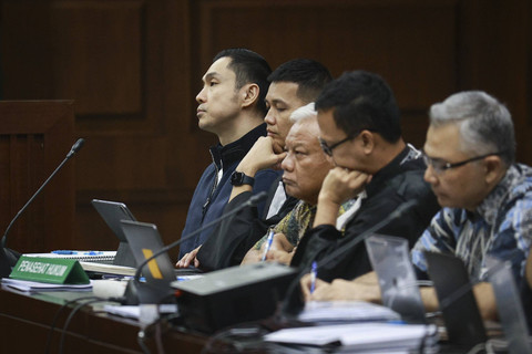 Tiga terdakwa kasus dugaan korupsi tata niaga komoditas timah di wilayah Izin Usaha Pertambangan PT Timah tahun 2015-2022 Harvey Moeis, Suparta, dan Reza Andriansyah menjalani sidang lanjutan di Pengadilan Tipikor, Jakarta, Kamis (17/10/2024). Foto: Dhemas Reviyanto/ANTARA FOTO