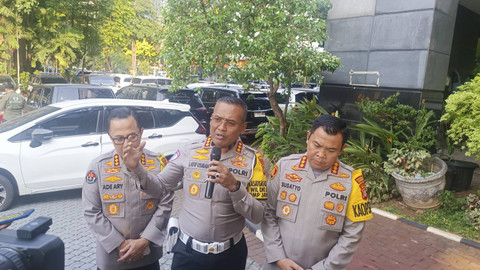 Dirlantas Polda Metro Jaya Kombes Pol Latif Usman dan Kapolres Jakarta Pusat Kombes Pol Susatyo Purnomo Condro saat dijumpai di Mapolda Metro Jaya, Kamis (17/10/2024).  Foto: Thomas Bosco/kumparan