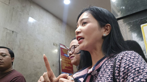 Bunga Zainal jalani pemeriksaan tambahan terkait laporan dugaan penipuan dan penggelapan yang dia layangkan di Polda Metro Jaya, Kamis (17/10/2024).   Foto: Giovanni/kumparan