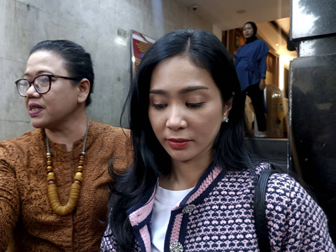 Bunga Zainal jalani pemeriksaan tambahan terkait laporan dugaan penipuan dan penggelapan yang dia layangkan di Polda Metro Jaya, Kamis (17/10/2024).   Foto: Giovanni/kumparan