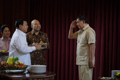 Prabowo menyerahkan tumpeng ke Sjafrie Samsoeddin, ditemani putranya Didit Hediprasetyo dan Titiek Soeharto, Kamis (17/10) Foto: Instagram/ @prabowo