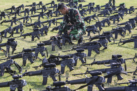 Seorang prajurit TNI menata senjata usai Apel Gelar Pengamanan VVIP untuk pelantikan presiden dan wakil presiden di Monas, Jakarta, Jumat (18/10/2024). Foto: Asprilla Dwi Adha/ANTARA FOTO