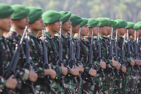 Sejumlah prajurit TNI mengikuti Apel Gelar Pengamanan VVIP dalam rangka pelantikan presiden dan wakil presiden di Monas, Jakarta, Jumat (18/10/2024). Foto: Asprilla Dwi Adha/ANTARA FOTO