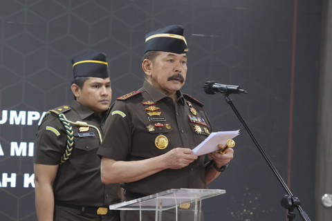 Jaksa Agung ST Burhanuddin melantik Mayjen TNI Mokhamad Ali Ridho menjadi JAMPidmil dan Patris Yustian Jaya sebagai Kajati Daerah Khusus Jakarta. Foto: Dok. Kejagung