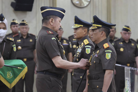 Jaksa Agung ST Burhanuddin melantik Mayjen TNI Mokhamad Ali Ridho menjadi JAMPidmil dan Patris Yustian Jaya sebagai Kajati Daerah Khusus Jakarta. Foto: Dok. Kejagung