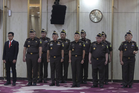 Jaksa Agung ST Burhanuddin melantik Mayjen TNI Mokhamad Ali Ridho menjadi JAMPidmil dan Patris Yustian Jaya sebagai Kajati Daerah Khusus Jakarta. Foto: Dok. Kejagung