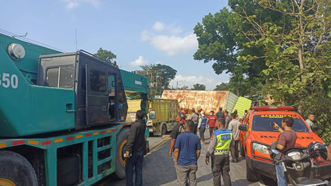 Proses evakuasi korban kecelakaan truk di Sedayu, Bantul. Foto: Polres Bantul