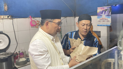 Calon gubernur Jakarta Ridwan Kamil makan siang dan foto bersama warga di Rumah Makan Padang Sabana, Jakarta Timur, Jumat (18/10/2024). Foto: Alya Zahra/kumparan 