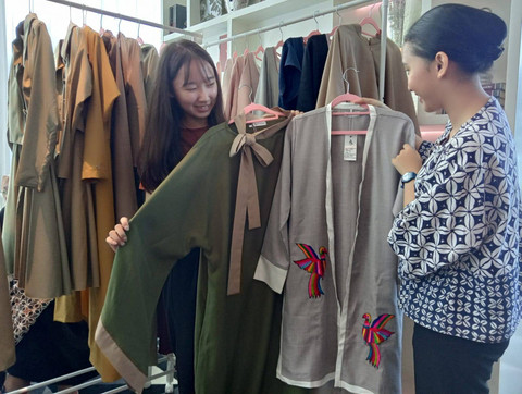 Busana karya Alia Siregar yang disukai mama muda. Foto: Masruroh/Basra