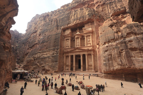 Ilustrasi situs Al-Khazneh, kuil 'ruang harta' megah yang terletak di kota kuno Petra di Yordania. Foto: Shutterstock