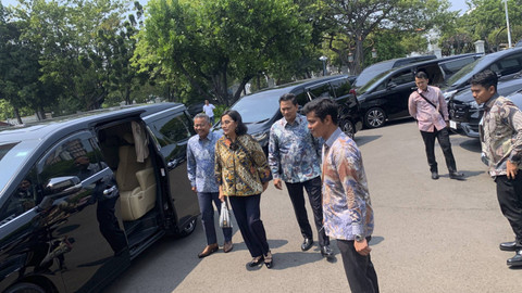 Menteri Keuangan, Sri Mulyani bersama Wamenkeu, Thomas Djiwandono dan Suahasil Nazara di Istana Negara Jakarta, Jumat (17/10/2024).  Foto: Luthfi Humam/kumparan