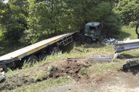  Lakalantas truk kontainer di Tol Jagorawi pada Jumat (18/10). Foto: Dok. Istimewa