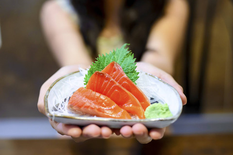 Ilustrasi Ibu Hamil Makan Sashimi. Foto: Shutterstock