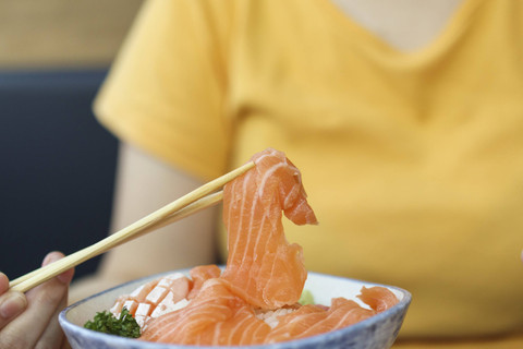 Ilustrasi Ibu Makan Sashimi Setelah Melahirkan. Foto: Shutterstock