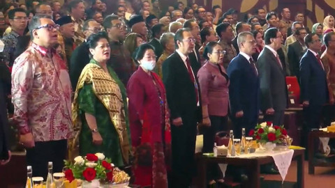 Presiden ke-5 sekaligus ketua umum PDI Perjuangan Megawati Soekarno Putri menghadiri Sidang Terbuka Promosi Doktor SKSG UI Dr. Ir. Hasto Kristiyanto, M.M di Universitas Indonesia, Depok, Jumat (18/10/2024). Foto: Youtube/ Universitas Indonesia