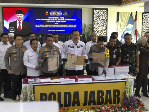 Menteri ATR/BPN Agus Harimurti Yudhoyono bersama jajaran Polda Jabar, Jumat (18/10/2024). Foto: Robby Bouceu/kumparan