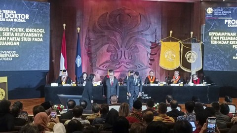 Sekjen PDIP Hasto Kristiyanto menjalani sidang terbuka program doktoral dari Kajian Stratejik Global di Universitas Indonesia, Depok, pada Jumat (18/10/2024).  Foto: Thomas Bosco/kumparan