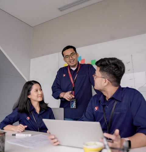 Telkom mendorong budaya belajar dan inovasi karyawan melalui tiga metode pembelajaran, yaitu sosial, formal, dan experiential learning, yang melahirkan berbagai inovasi, kolaborasi, dan perbaikan berkelanjutan. Foto: Dok. Telkom