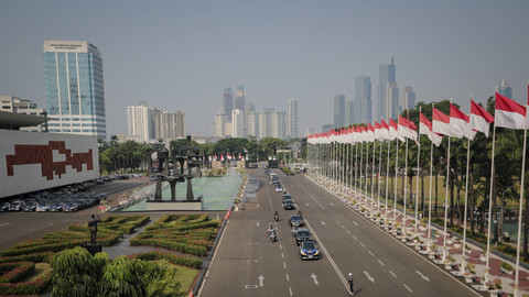 Sejumlah kendaraan pengawal calon presiden melintas saat persiapan pelantikan presiden dan wakil presiden baru Republik Indonesia, yakni Prabowo Subianto dan Gibran Rakabuming Raka semakin matang dengan digelarnya gladi kotor di kompleks Gedung DPR/MPR RI, Jakarta, Jumat (18/10/2024). Foto: Jamal Ramadhan/kumparan