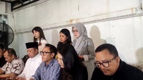 Sekretariat Jendral (Sekjen) PAN Eko Patrio dan Politikus Golkar Nusron Wahid dalam Konferensi Pers (Konpres) Pesta Rakyat Hari Pelantikan Prabowo-Gibran, di Jalan Sriwijaya I, Jakarta Selatan, Jumat (18/10). Foto: Alya Zahra/kumparan 