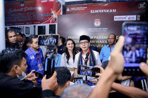 Benny Laos bersama istrinya, Sherly Tjoanda. Foto: Instagram/ @s_tjo