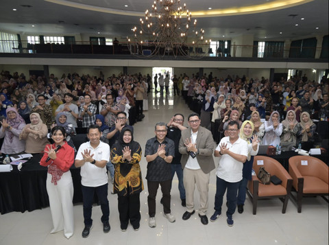 (Kiri ke kanan) Senior General Manager Social Responsibility Center Telkom Hery Susanto, Kepala Dinas Pendidikan dan Kebudayaan Kabupaten Subang Dra. Nunung Suryani, M.Si, Pengamat Kebijakan Publik dan pakar pendidikan Prof. Dr. Karim Suryadi, M.Si, EVP Telkom Regional II E. Kurniawan, dan GM Witel Bekasi Karawang Hari Purwanto dalam acara 