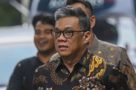 Ketua Umum Partai Garuda Ahmad Ridha Sabana menyapa wartawan setibanya di kediaman Presiden Terpilih Prabowo Subianto di Jalan Kertanegara, Jakarta Selatan, Selasa (15/10/2024). Foto: Muhammad Ramdan/ANTARA FOTO