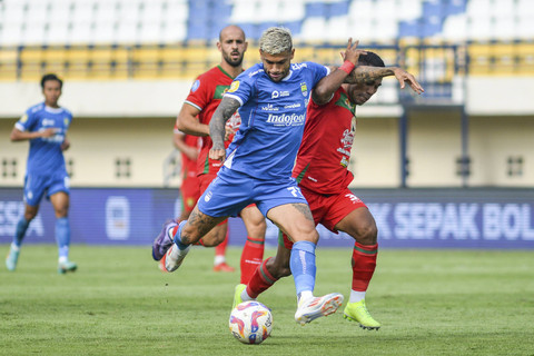 Pemain Persib Bandung Ciro Alves (kiri) berebut bola dengan pesepak bola Persebaya Surabaya Ardi Idrus (kanan) pada pertandingan BRI Liga 1 di Stadion Si Jalak Harupat, Kabupaten Bandung, Jawa Barat, Jumat (18/10/2024). Foto: Raisan Al Farisi/ANTARA FOTO