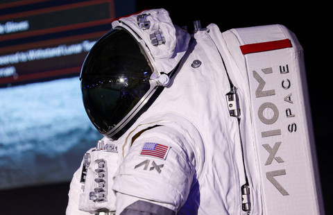 Prada dan Axiom Space mempersembahkan pakaian antariksa (Axiom Extravehicular Mobility Unit) yang dirancang dan dikembangkan untuk misi bulan Artemis III, di Milan, Italia, 16 Oktober 2024. Foto: REUTERS/ Claudia Yunani