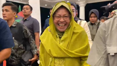 Calon gubernur Jawa Timur nomor urut 03, Tri Rismaharini tiba di Graha Unesa, Surabaya, Jumat (18/10/2024). Foto:  Farusma Okta Verdian/kumparan