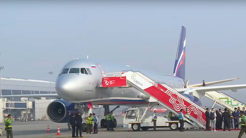 Pesawat yang membawa deputi PM Rusia Denis Manturov tiba di Bandara VVIP Internasional Soekarno-Hatta, Tangerang, Banten, Sabtu (19/10/2024). Foto: YouTube/ Sekretariat Presiden