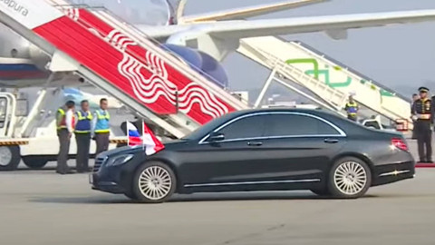 Mobil yang membawa PM Rusia Denis Manturov melintas di Bandara VVIP Internasional Soekarno-Hatta, Tangerang, Banten, Sabtu (19/10/2024). Foto: YouTube/ Sekretariat Presiden