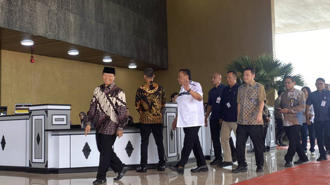 Wakil Ketua MPR RI Hidayat Nur Wahid dan Bambang Wirianto tiba saat menghadiri gladi bersih pelantikan presiden-wapres di kompleks Parlemen, Jakarta pada Santu (19/10/2024).  Foto: Abid Raihan/kumparan