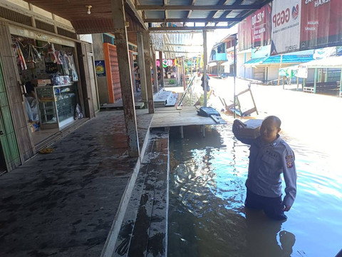 Anggota Polsek Menukung membantu warga terdampak banjir. Foto: Dok Polsek Menukung