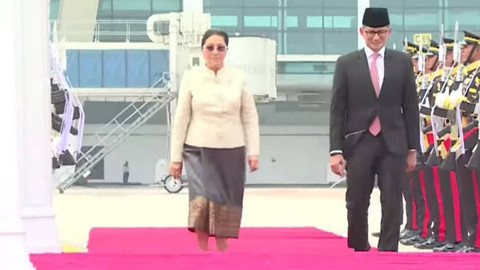 Wakil Presiden Laos Pany Yathotou didampingi Menparekraf Sandiaga Uno tiba di Terminal VVIP Sokearno Hatta, Tangerang, Banten, Sabtu (19/10/2024). Foto: YouTube/ Sekretariat Presiden