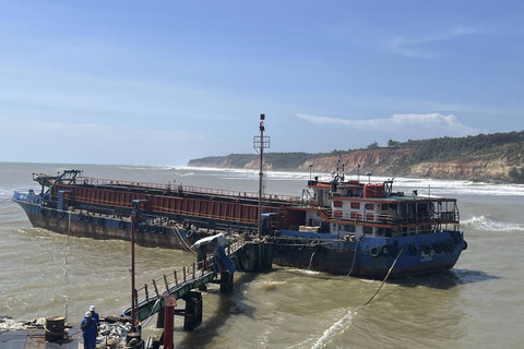 KKP hentikan sementara kapal pengeruk pasir luat berbendera Indonesia di Bengkulu, Sabtu (19/10/2024).  Foto: Dok. KKP