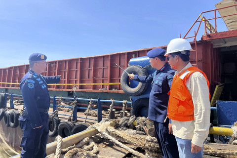 KKP hentikan sementara kapal pengeruk pasir luat berbendera Indonesia di Bengkulu, Sabtu (19/10/2024).  Foto: Dok. KKP