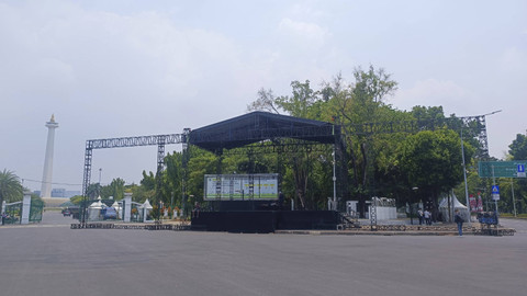 Persiapan Panggung Rakyat perayaan pelantikan presiden-wapres bernama Panggung IKN berada di Taman Pandang Istana, Jakpus, Sabtu (19/10/2024). Foto: Thomas Bosco/kumparan