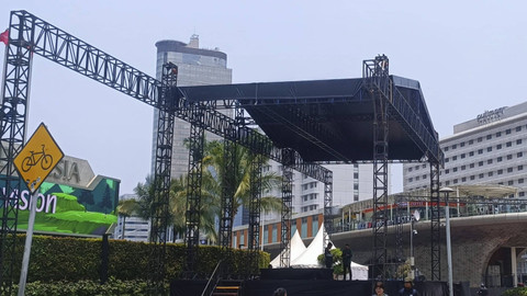 Persiapan Panggung Rakyat perayaan pelantikan presiden-wapres bernama Panggung Nusantara berada di Bundaran HI, Jakpus, Sabtu (19/10/2024).  Foto: Thomas Bosco/kumparan